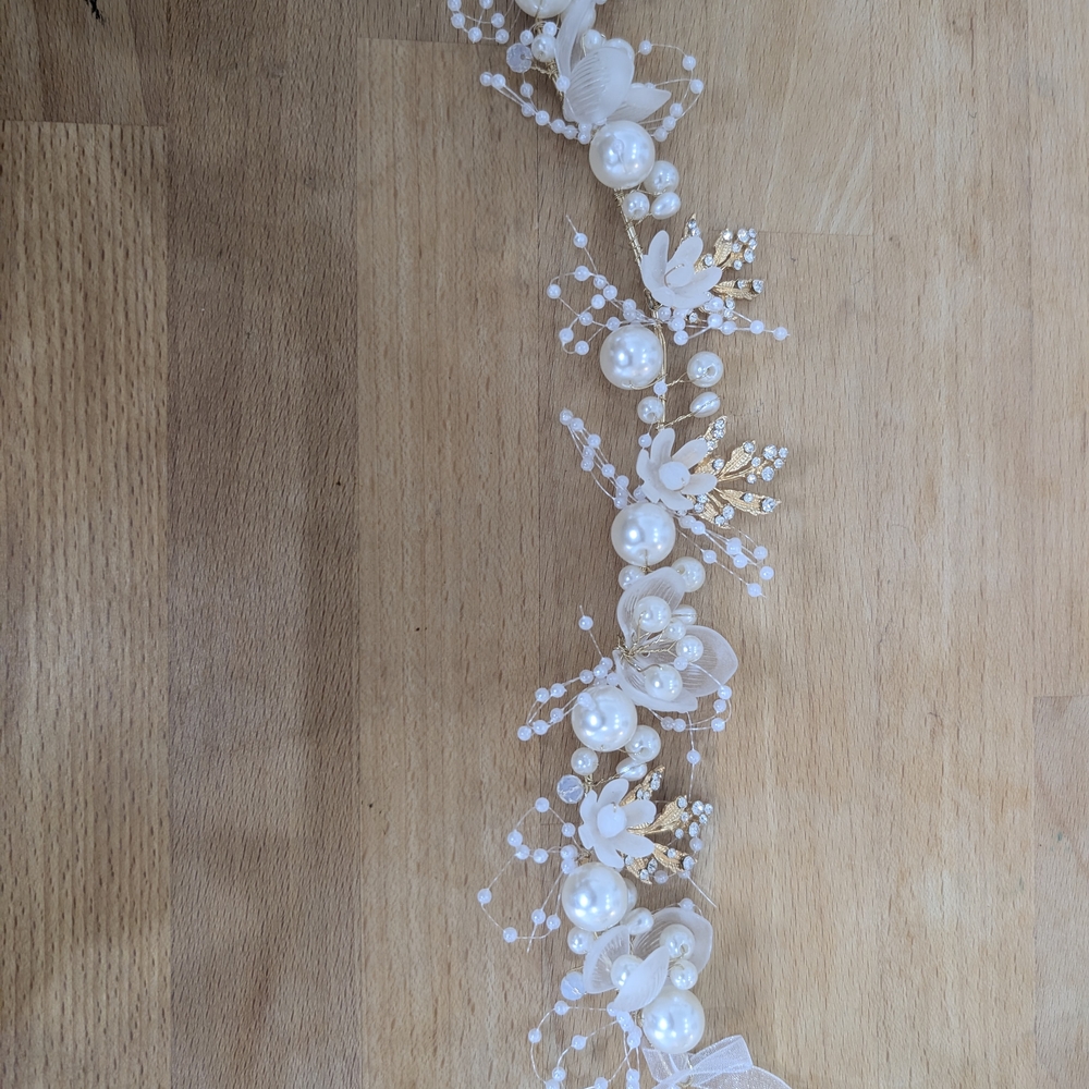 Elegant White and Gold Floral Hair Accessory